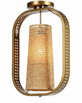 **Technische titel in het Nederlands: Elegante gouden hanglamp met gevlochten rieten kap**