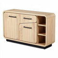 **Moderne houten kast met zwarte handgrepen en open vakken**